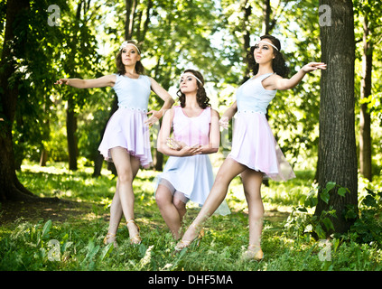 Trois jeunes danseurs de ballet d'effectuer dans les bois Banque D'Images