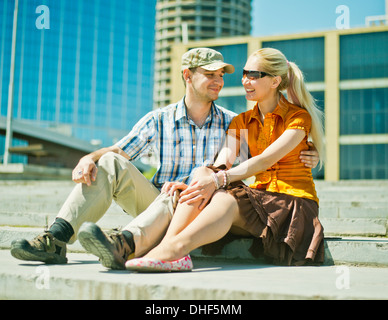 Young couple sitting on steps Banque D'Images