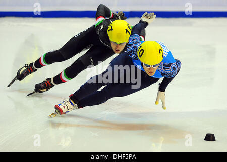 Torino, Italie. 05Th Nov, 2013. Vladimir Grigorev de la Russie au cours de la deuxième journée de l'USI de patinage de vitesse sur courte piste à l'Palatazzoli la Coupe du monde. Credit : Action Plus Sport/Alamy Live News Banque D'Images