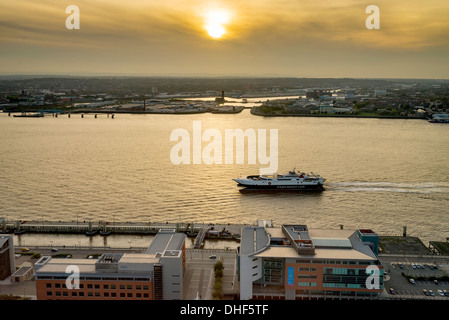 Rivière Mersey au coucher du soleil avec le navire de l'IOMSP Manannan arrivant à la tête de pierhead. Banque D'Images