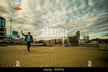 Jeune homme flying kite, Russie Banque D'Images