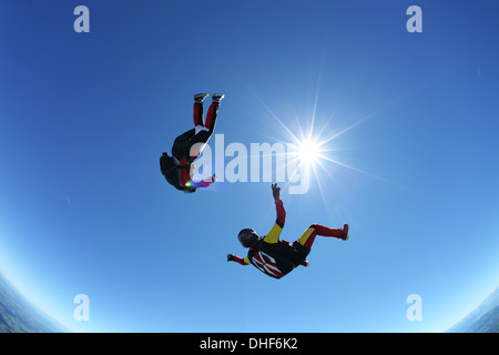 Les parachutistes à l'envers au-dessus de Leutkirch, Bavaria, Germany Banque D'Images