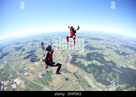 Les parachutistes s'amusant au-dessus de Leutkirch, Bavaria, Germany Banque D'Images