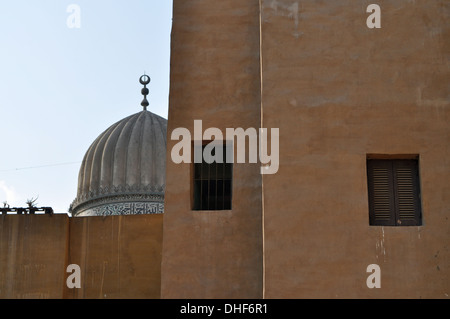 Le dôme d'une mosquée est visible de l'arrière d'un mur dans le quartier islamique de la capitale égyptienne le Caire. Banque D'Images