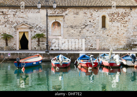 Port maritime sur le lac de Garde à Lazise Italie Banque D'Images