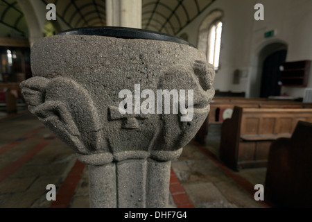 Baptistère dans l'église paroissiale St Buryan, à Cornwall, Angleterre, Royaume-Uni. Banque D'Images