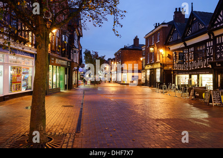 Déserté rue commerçante dans le centre-ville de Nantwich Banque D'Images