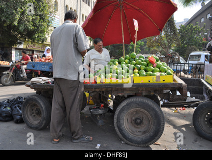 Marché informel étals vendant des fruits de l'arrière d'un camion au Caire, Egypte. Banque D'Images