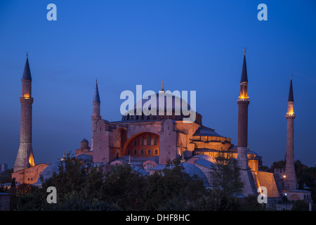 La basilique Sainte-Sophie (Aya Sofya) la nuit à Istanbul, Turquie. Banque D'Images