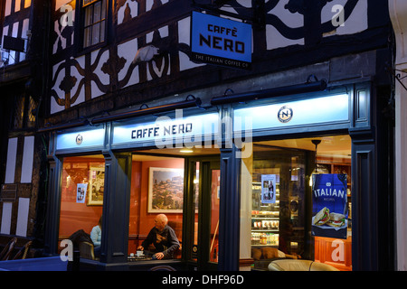 Les clients du soir dans une succursale de Caffe Nero Banque D'Images