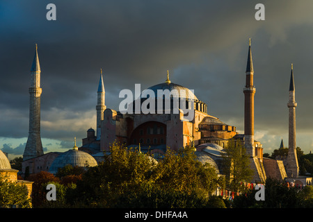 Sainte-sophie (Aya Sofya), Istanbul, à l'aube, contre un ciel nuageux. Banque D'Images