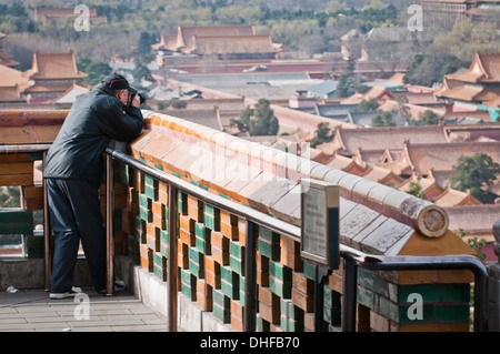 Man taking photo de la Cité Interdite à Beijing, Chine, vu depuis la colline de Parc Jingshan Banque D'Images