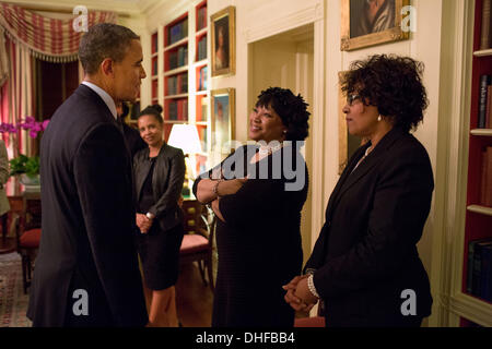 Le président américain Barack Obama parle avec les filles de Nelson Mandela Zindzi bâtonniers venus et avant un examen préalable de 'Mandela : Longue Marche pour la liberté" à la Maison Blanche le théâtre de la famille le 7 novembre 2013 à Washington, DC. Banque D'Images