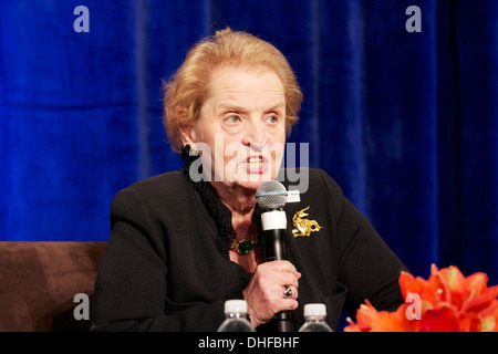 Ancien secrétaire d'État Madeleine Albright sur panneau à Women's Leadership Forum Octobre 2008. Banque D'Images