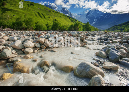 Rivière en montagne sur l'heure d'été Banque D'Images