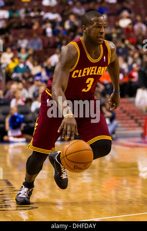 Philadelphie, Pennsylvanie, USA. Nov 8, 2013. Cleveland Cavaliers shooting guard Dion serveurs (3) en action au cours de la NBA match entre les Cleveland Cavaliers et les Philadelphia 76ers au Wells Fargo Center de Philadelphie, Pennsylvanie. Christopher Szagola/Cal Sport Media/Alamy Live News/Alamy Live News Banque D'Images