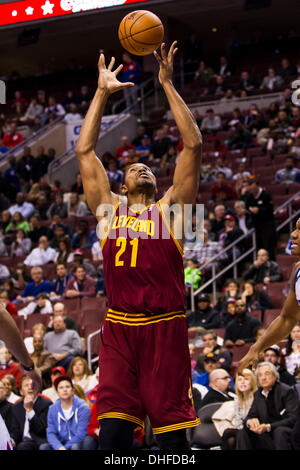 Philadelphie, Pennsylvanie, USA. Nov 8, 2013. Cleveland Cavaliers center Andrew Bynum (21) atteint pour le rebond au cours de la NBA match entre les Cleveland Cavaliers et les Philadelphia 76ers au Wells Fargo Center de Philadelphie, Pennsylvanie. Christopher Szagola/Cal Sport Media/Alamy Live News/Alamy Live News Banque D'Images