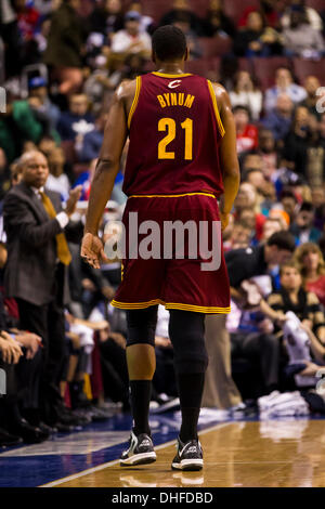 Philadelphie, Pennsylvanie, USA. Nov 8, 2013. Cleveland Cavaliers center Andrew Bynum (21) les chefs de la cour au cours de la NBA match entre les Cleveland Cavaliers et les Philadelphia 76ers au Wells Fargo Center de Philadelphie, Pennsylvanie. Christopher Szagola/Cal Sport Media/Alamy Live News/Alamy Live News Banque D'Images