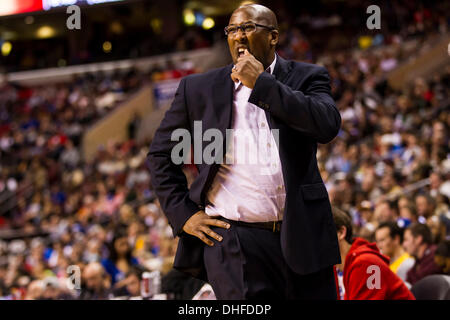 Philadelphie, Pennsylvanie, USA. Nov 8, 2013. Cleveland Cavaliers l'entraîneur-chef Mike Brown réagit à l'écart au cours de la NBA match entre les Cleveland Cavaliers et les Philadelphia 76ers au Wells Fargo Center de Philadelphie, Pennsylvanie. Les 76ers 94-79 win. Christopher Szagola/Cal Sport Media/Alamy Live News Banque D'Images