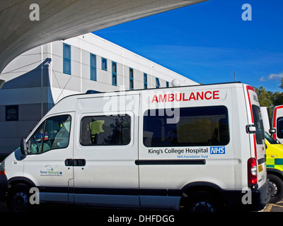 Ambulance garée en face de l'Hôpital Queen Elizabeth, Woolwich, South East London, Greater London, Angleterre, Royaume-Uni Banque D'Images