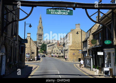 Vue depuis le George de Stamford Hotel à St Mary's Hill, High Street, Stamford, Lincolnshire, Angleterre, Royaume-Uni Banque D'Images
