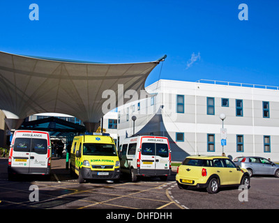 Les ambulances garées en face de l'Hôpital Queen Elizabeth, Woolwich, South East London, Greater London, Angleterre, Royaume-Uni Banque D'Images