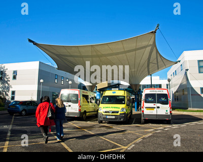 Les ambulances garées en face de l'Hôpital Queen Elizabeth, Woolwich, South East London, Greater London, Angleterre, Royaume-Uni Banque D'Images