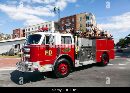 Floride cheer squad leaders équitation sur un camion d'incendie à l'Université de Floride Homecoming Parade 2013. USA Banque D'Images