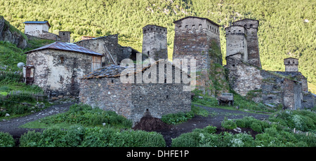 Vieux village sur la montagne du Caucase Banque D'Images