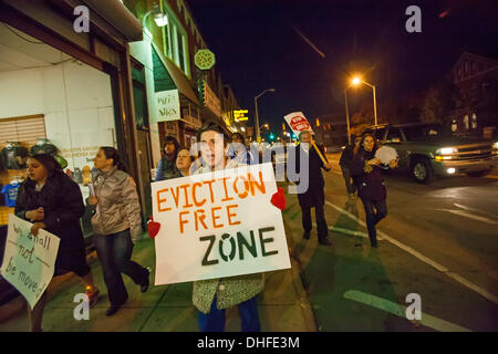 Detroit, Michigan - voisins mars à sud-ouest de Detroit pour protester contre la tentative d'éviction de la famille Hernandez par le projet du gouvernement fédéral société de prêt hypothécaire Fannie Mae. La famille a pris du retard sur ses paiements après Ludim Hernandez a été congédié de son travail de construction. © Jim West/Alamy Live News Banque D'Images