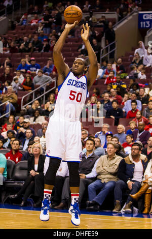 Philadelphie, Pennsylvanie, USA. Nov 8, 2013. Philadelphia 76ers avant Lavoy Allen (50) tire la balle au cours de la NBA match entre les Cleveland Cavaliers et les Philadelphia 76ers au Wells Fargo Center de Philadelphie, Pennsylvanie. Les 76ers 94-79 win. Christopher Szagola/Cal Sport Media/Alamy Live News Banque D'Images