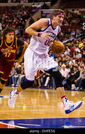 Philadelphie, Pennsylvanie, USA. Nov 8, 2013. Philadelphia 76ers center Spencer HAWES (00) disques durs dans le panier avec le ballon au cours de la NBA match entre les Cleveland Cavaliers et les Philadelphia 76ers au Wells Fargo Center de Philadelphie, Pennsylvanie. Les 76ers 94-79 win. Christopher Szagola/Cal Sport Media/Alamy Live News Banque D'Images