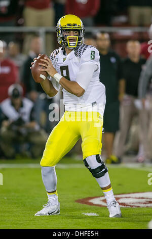 Palo Alto, CA, USA. 07Th Nov, 2013. Oregon Ducks quarterback Marcus Mariota (8) en action au cours de la NCAA Football match entre le Stanford Cardinal et l'Oregon Ducks au stade de Stanford à Palo Alto, CA. L'Oregon Stanford défait 26-20. Damon Tarver/Cal Sport Media Credit : Cal Sport Media/Alamy Live News Banque D'Images