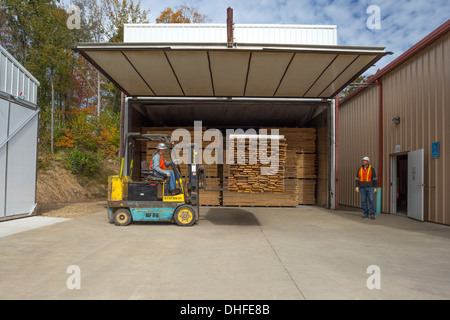 Le chargement du four de séchage de PARC À BOIS WOODWORKS WINDRIVER JEFFERSON COUNTY Florida USA Banque D'Images