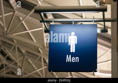 Le signe pour les toilettes pour hommes salle de bains mâle dans un bâtiment public Business Place Banque D'Images