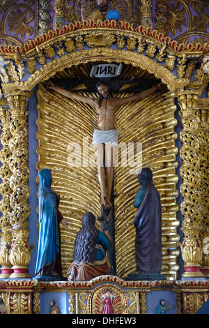Une figure en bois de la Crucifixion de Jésus Christ sur la croix à l'intérieur de l'église Iglesia de San Antanacia dans la Villa de los Santos Azuero Peninsula de ville en République du Panama Banque D'Images