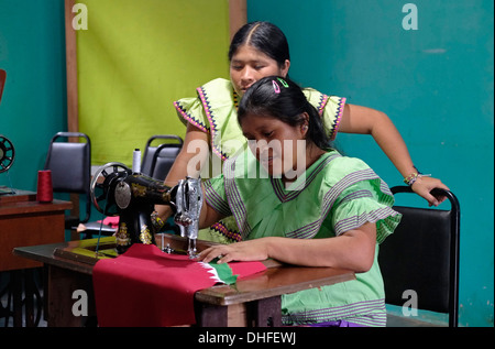 Les femmes du groupe ethnique autochtone Ngabe & Bugle apprennent les techniques de couture traditionnelles et modernes dans un atelier de couture à Ngobe–Bugle Comarca, une réserve commune pour les autochtones Ngabe & Bugle dans la province de Chiriqui au Panama Banque D'Images