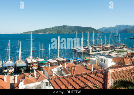 Türkei, Provinz Mugla, Marmaris, Blick über die Dächer der Altstadt auf die Marina Banque D'Images