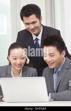 Groupe de couple,working on computer Banque D'Images