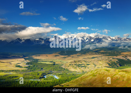 Paysage de montagne avec des sommets enneigés et Banque D'Images