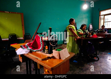 Les femmes du groupe ethnique autochtone Ngabe & Bugle apprennent les techniques de couture traditionnelles et modernes dans un atelier de couture à Ngobe–Bugle Comarca, une réserve commune pour les autochtones Ngabe & Bugle dans la province de Chiriqui au Panama Banque D'Images