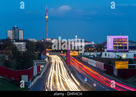Sur les toits de la ville de Dortmund, Allemagne. Autoroute, l'autoroute A40, la tour de télévision 'Florian Turm'. Banque D'Images