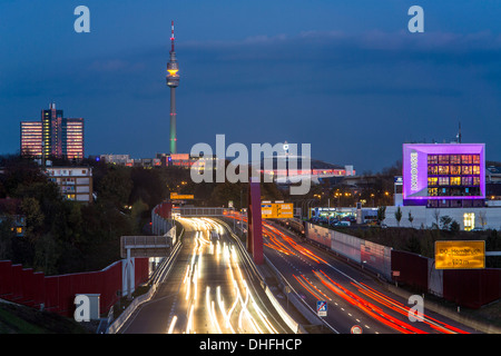 Sur les toits de la ville de Dortmund, Allemagne. Autoroute, l'autoroute A40, la tour de télévision 'Florian Turm'. Banque D'Images