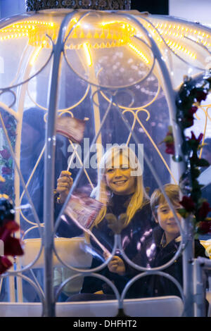 Bristol, UK . 05Th Nov, 2013. Les lumières de Noël sur l'interrupteur de Bristol a un thème de Cendrillon cette année. Suzanne Shaw promenades dans le carrosse de Cendrillon © Rob Hawkins/Alamy Live News Banque D'Images