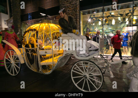 Bristol, UK . 05Th Nov, 2013. Les lumières de Noël sur l'interrupteur de Bristol a un thème de Cendrillon cette année. Suzanne Shaw promenades dans le carrosse de Cendrillon © Rob Hawkins/Alamy Live News Banque D'Images