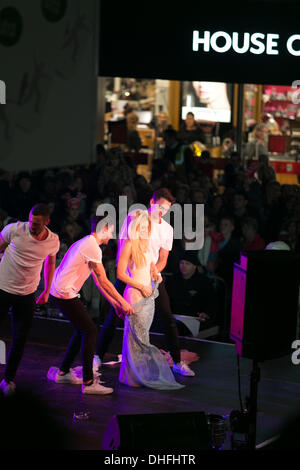 Bristol, UK . 05Th Nov, 2013. Les lumières de Noël sur l'interrupteur de Bristol a un thème de Cendrillon cette année. Cinderella est une nouvelle robe © Rob Hawkins/Alamy Live News Banque D'Images