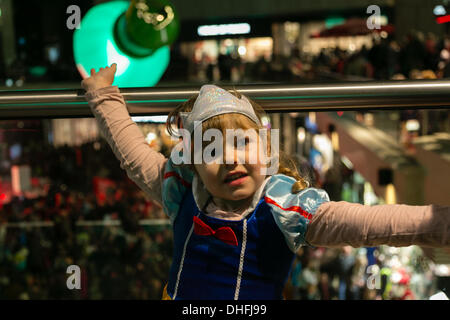 Bristol, UK . 05Th Nov, 2013. Les lumières de Noël sur l'interrupteur de Bristol a un thème de Cendrillon cette année. Certains enfants sont venus locaux habillés comme des personnages de Disney © Rob Hawkins/Alamy Live News Banque D'Images