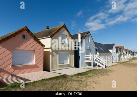 Maisons de vacances multicolores - cabines de plage haut de gamme - face à la mer à Quineville en Normandie, France Banque D'Images