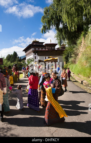 Le Bhoutan, Thimphu Dzong, Tsechu annuel, festivaliers approchant Dzong du festival Banque D'Images