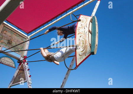 NIEUWEHORNE, Pays-Bas - SEP 28 : Juste avec deux filles inconnu lors d'une balançoire en bois lors de la fête agricole Flaeijel Banque D'Images